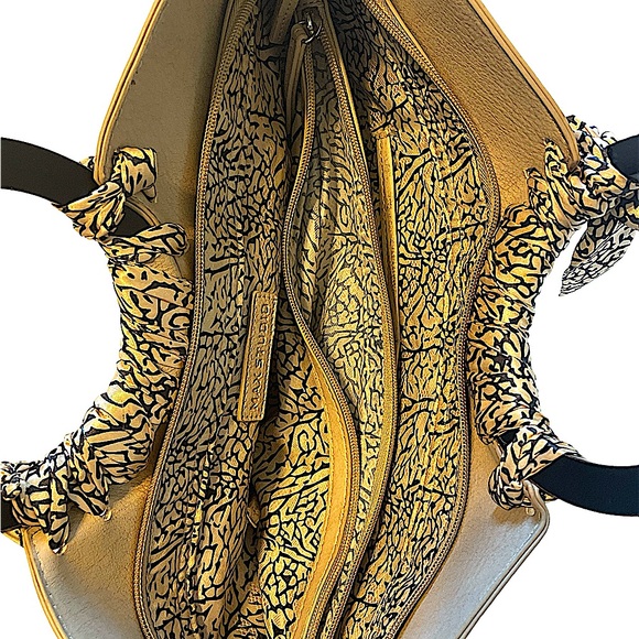 Max Studio Beige Handbag with Wooden Handles & Fabric Bow - Picture 5 of 6